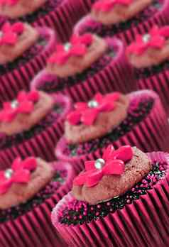 可爱的巧克力纸杯蛋糕装饰粉红色的