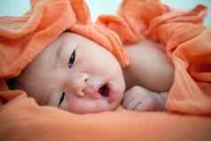 新生儿亚洲婴儿女孩醒着的