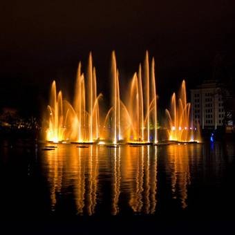 晚上彩色的喷泉