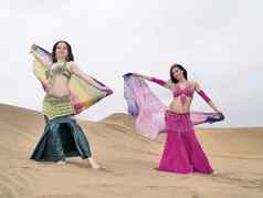 阿拉伯语舞者持有衣服