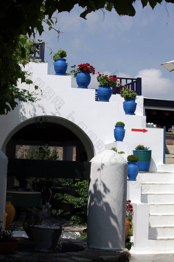 白色<strong>楼梯装饰</strong>红色的花蓝色的锅阿姨岛食物希腊