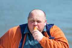 脂肪男人。吃胡萝卜
