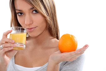 女人持有橙色橙色汁