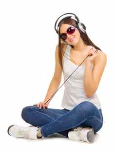年轻的女孩听音乐耳机