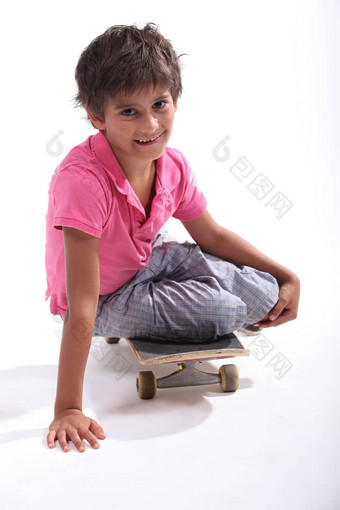 男孩坐滑板