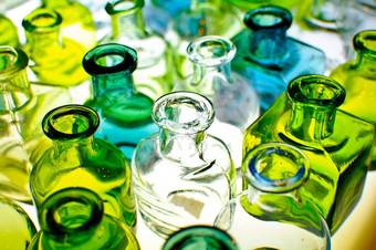 分类空色彩斑斓的玻璃瓶