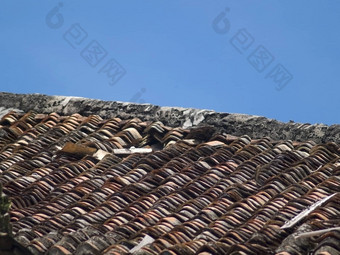 屋顶瓷砖损坏的别墅