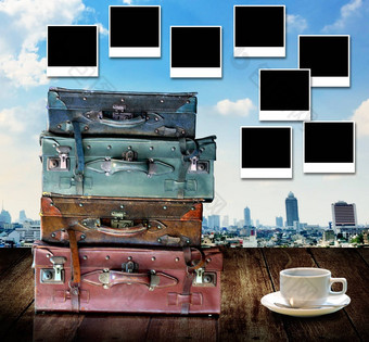 旅行记忆概念古董旅行袋照片框架城市视图背景