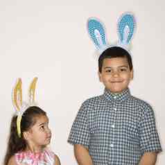 孩子们穿兔子耳朵