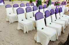 婚礼椅子装饰紫罗兰色的丝带集海滩