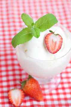 冰奶油草莓薄荷玻璃碗格子织物