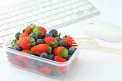 健康午餐草莓蓝莓混合办公室