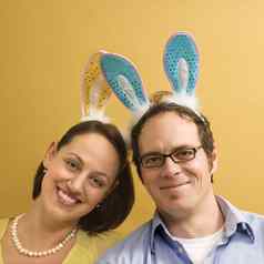 夫妇穿兔子耳朵
