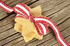 明星形状的饼干红色的丝带