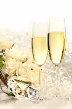 香槟眼镜准备好了婚礼庆祝活动