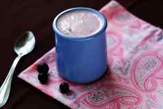 自制的酸奶浆果陶瓷碗粉红色的桌布