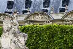 美丽的雕像位于大道的香榭丽舍大街巴黎法国