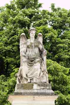 美丽的雕像位于大道的香榭丽舍大街巴黎法国