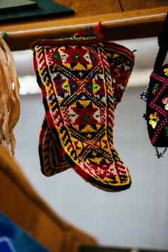 土耳其风格传统的手针织品袜子显示