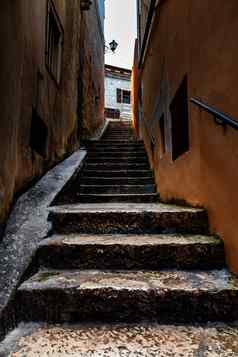 狭窄的街中世纪的城市罗维尼伊斯特里亚克罗地亚