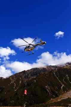运输直升机飞山荒野