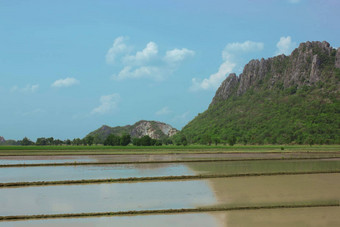 准备大米场<strong>石头山</strong>背景