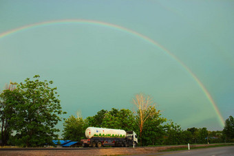 <strong>狂风暴雨</strong>的天空彩虹街道