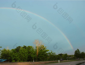 狂风暴雨的天空彩虹街道