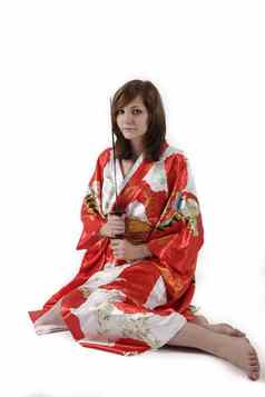 法国年轻的女孩艺妓红色的丝绸和服日本剑