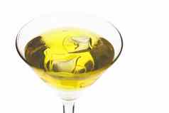 黄色的鸡尾酒马提尼玻璃冰孤立的白色巴克
