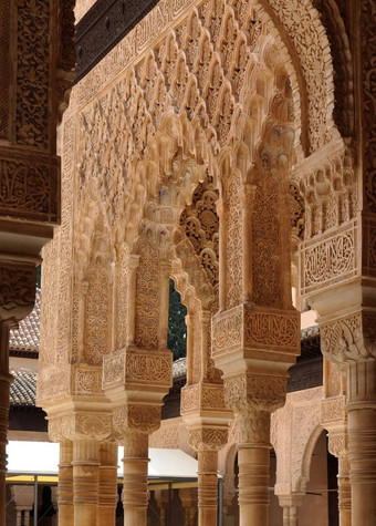 美丽的雕刻列Alhambra宫格拉纳达西班牙