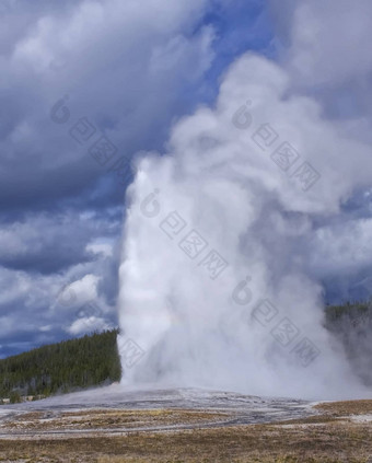 忠实的喷泉火山喷发