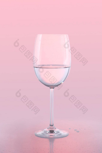 白<strong>色酒</strong>玻璃粉红色的背景