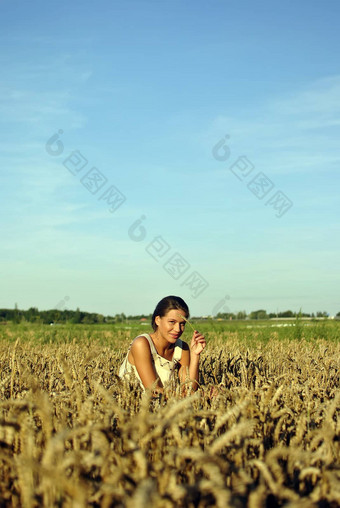 女孩服装坐着黑麦农村