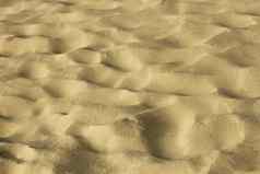 波浪黄色的沙子