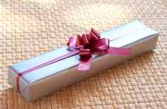银礼物盒子粉红色的弓