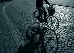 孤独的feamale骑自行车的人