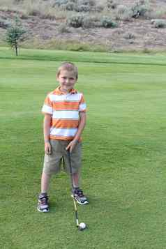年轻的高尔夫球手