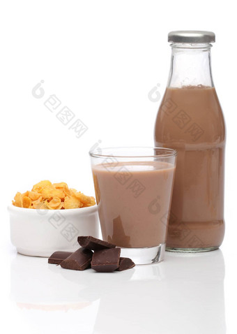 巧克力牛奶玉米片白色背景