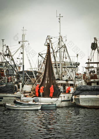 渔夫机组人员修复网钓鱼船