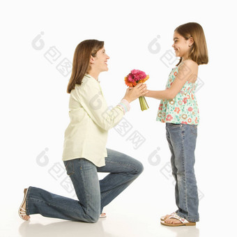 女孩给妈妈。花