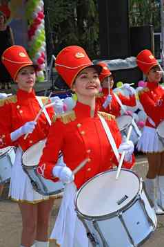 前往体育场俄国俄罗斯7月年轻的鼓手女孩帕拉德
