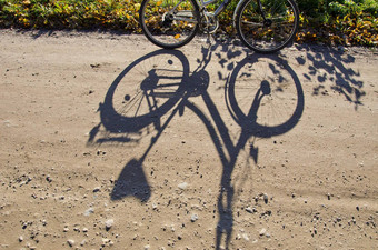 站自行车影子砾石路