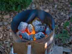 燃烧的热木炭加工成烧烤起动器