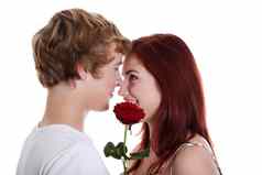 年轻的夫妇持有红色的玫瑰