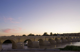 罗马桥黄昏科尔多瓦安达卢西亚西班牙