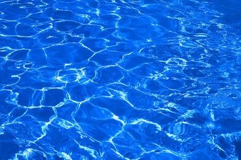 蓝色的水池