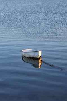孤独的划船船