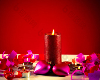 <strong>燃烧蜡烛</strong>心形状的玩具红色的背景