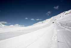 雪地履带式车辆工作处理山坡上山坡上